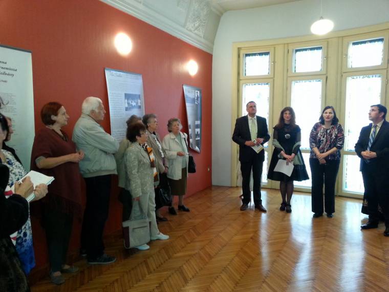 Szecessziós hölgy egy szecessziós múzeumban