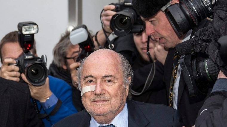 FIFA-botrány: nyolc évre eltiltották Blattert és Platinit