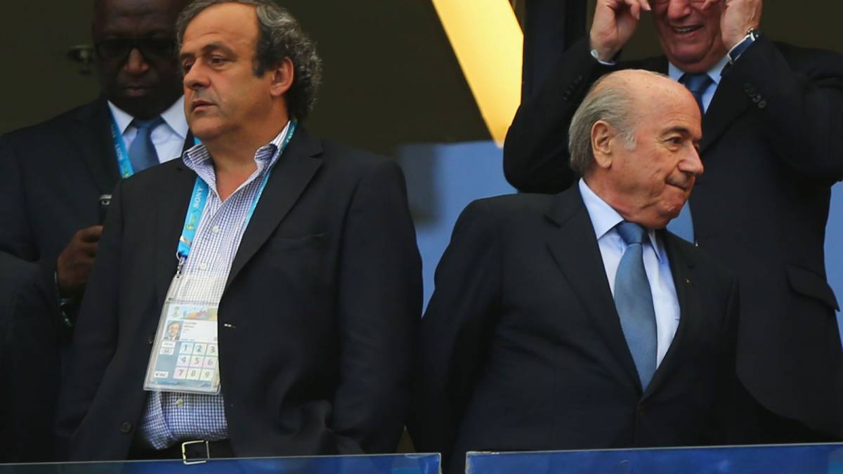 Michel Platini és Joseph Blatter egy archív felvételen 