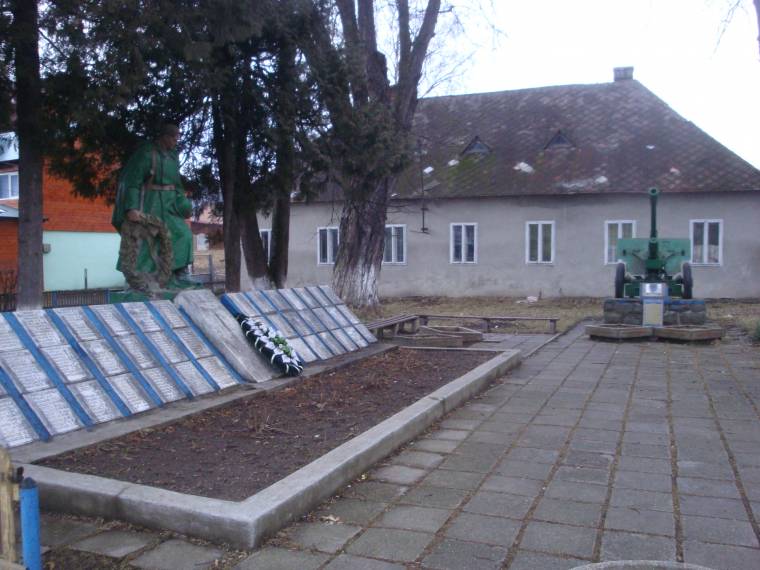 Tiszán túl, Kárpátok aljában