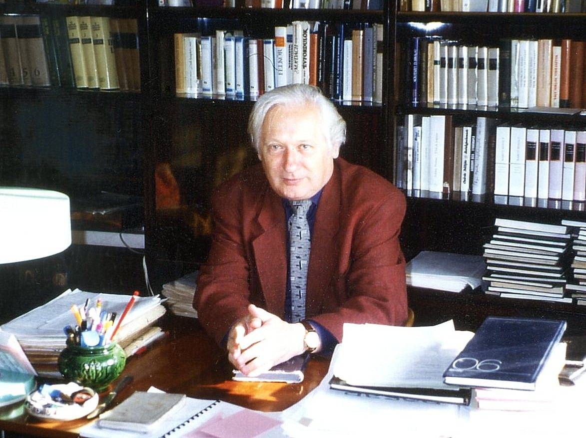 Kozma Dezső professzor a XIX. század második felének magyar irodalmát adta elő a magyar nyelv és irodalom tanszéken, doktori értekezése is ezt az időszakot elemezte 