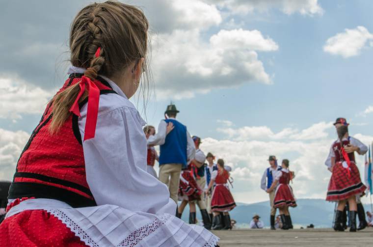 Több ezer székely leány és legény a csíksomlyói Nyeregben