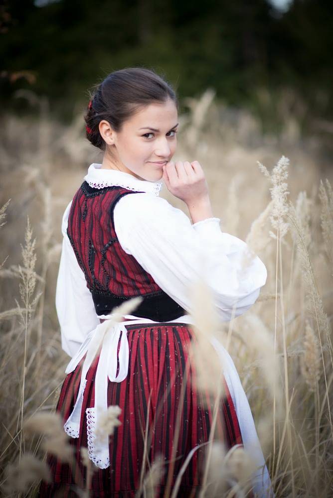 Dávid Botond székelyudvarhelyi művész képeiből nyílt tárlat Brüsszelben