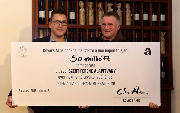 A dévai Szent Ferenc Alapítványt támogatja Ákos