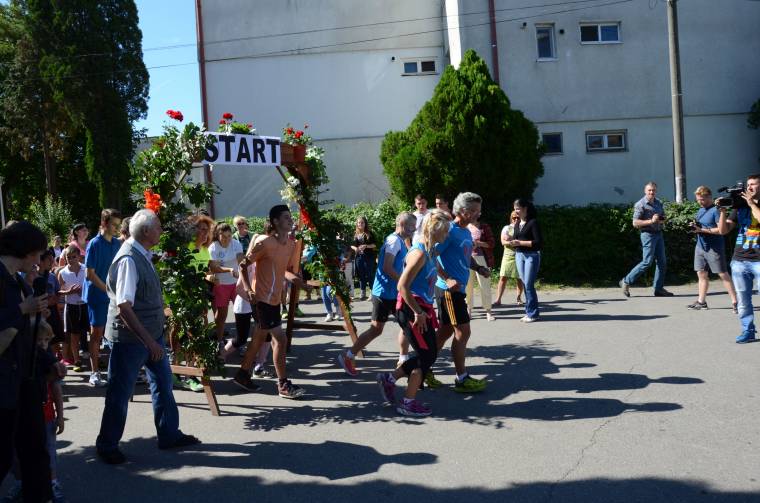 Váltófutás Dévától Budapestig Böjte Csaba árváiért