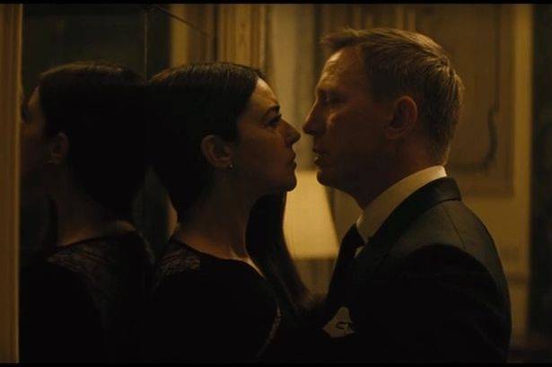 Bond-lányok, lángoló autók és Christoph Waltz