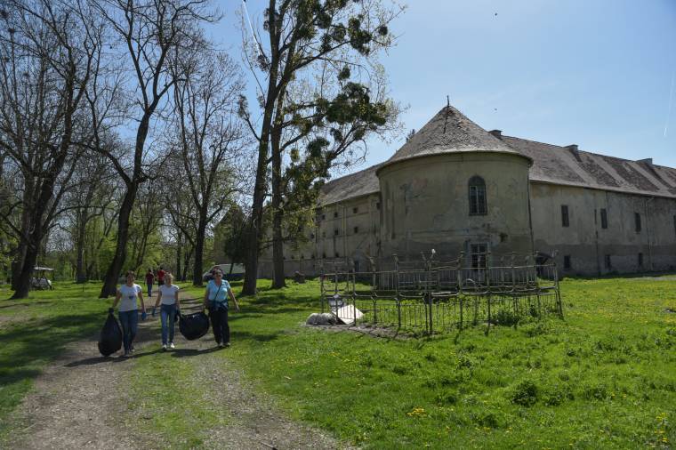 Tavaszi nagytakarítás a gyalui kastélynál