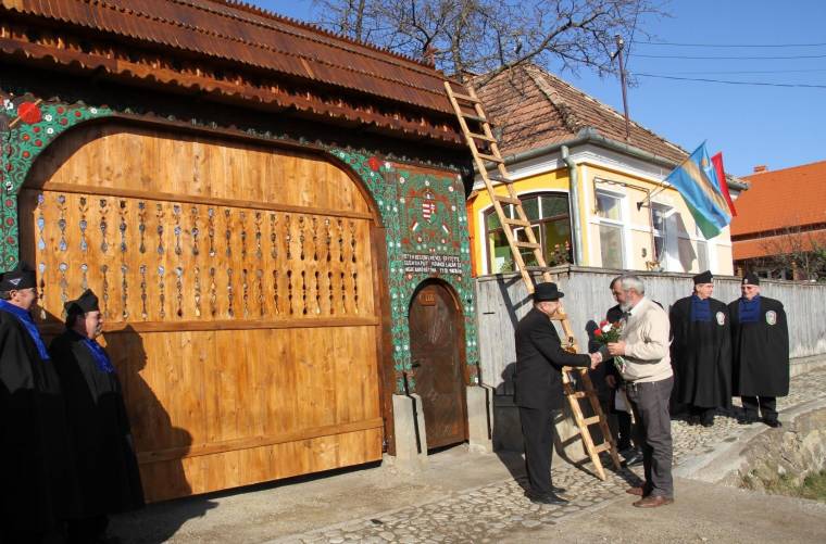 Több mint százéves felújított székely kaput avattak Csíkdelnén