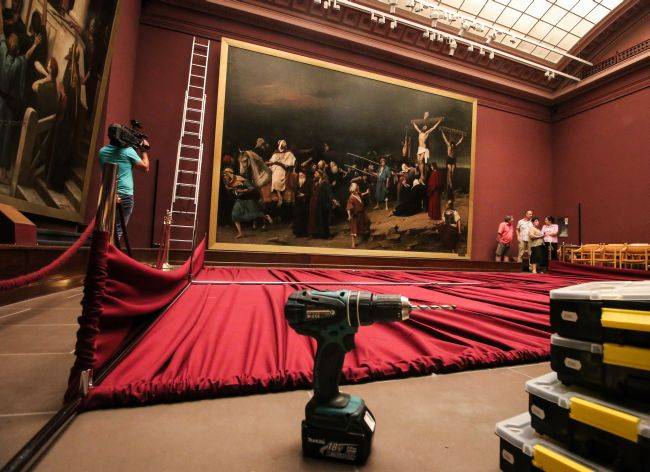 Lepel marad a Golgotán