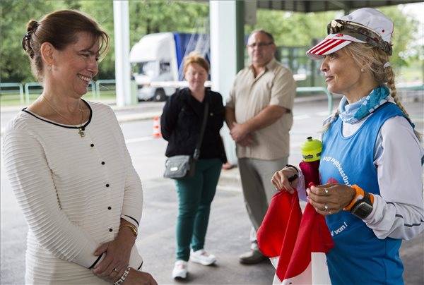 Herczegh Anita fogadta a határnál az adománygyűjtő futókat