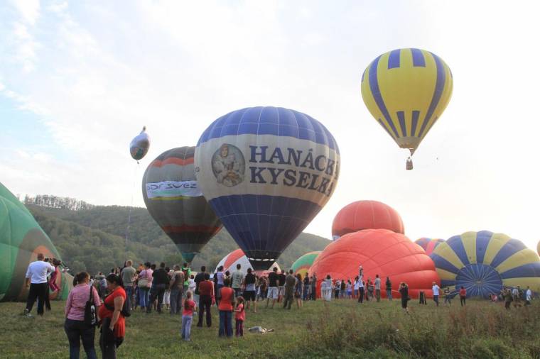 Hatalmas léggömbök a magasban
