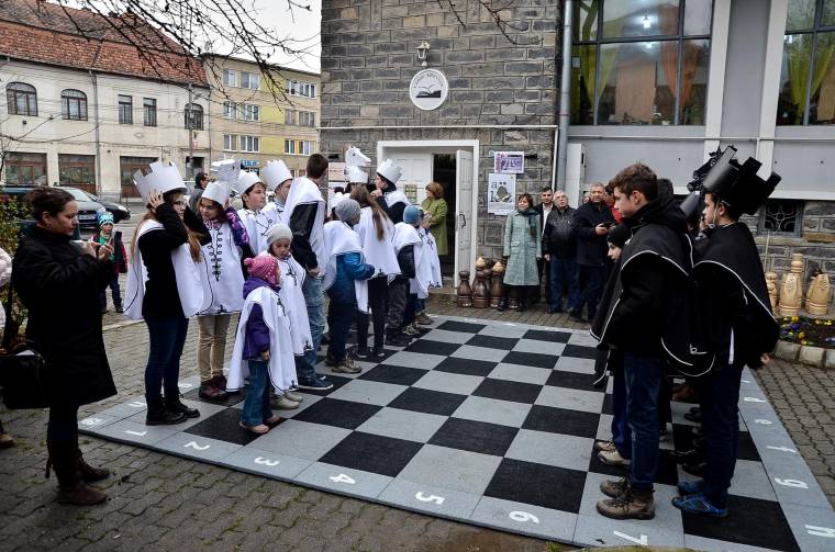 Kültéri sakktáblát avattak Udvarhelyen