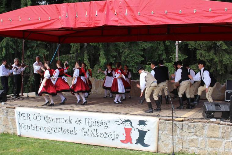 Erdélyi gyermeknéptánc-együttesek találkozója a kézdiszéki Perkőn