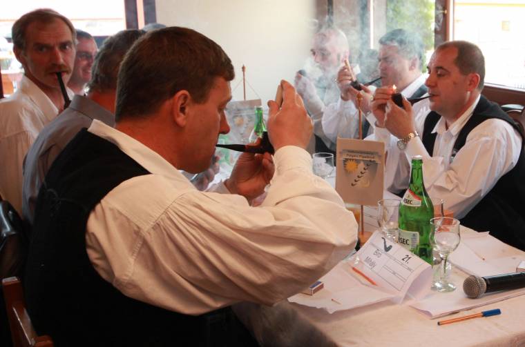 A dohányzásstoptól függetlenül tovább működik az udvarhelyi pipaklub