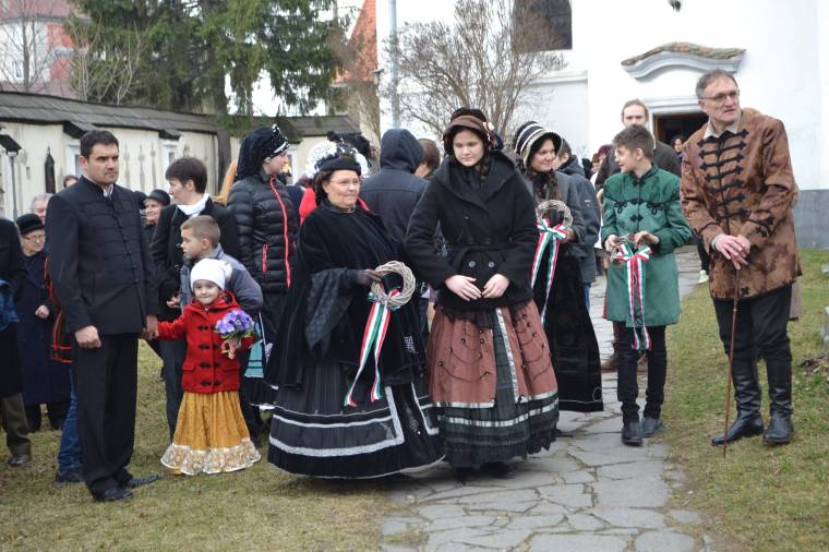 Megelevenedik a hátország is