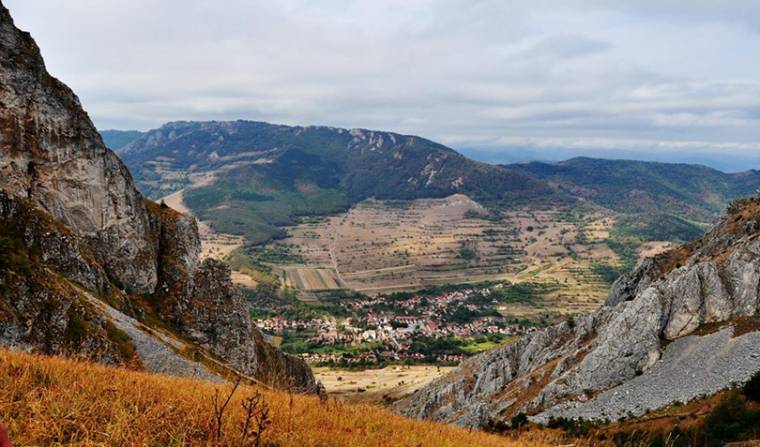 A Székelykő a magasból – Díjmentes siklóernyőzés Torockón
