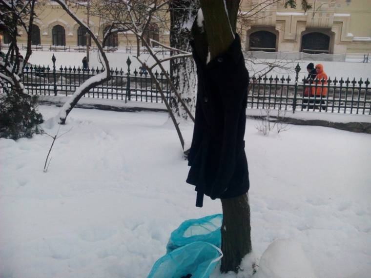 Fákra aggatott télikabátok: rászorulókon segítenek