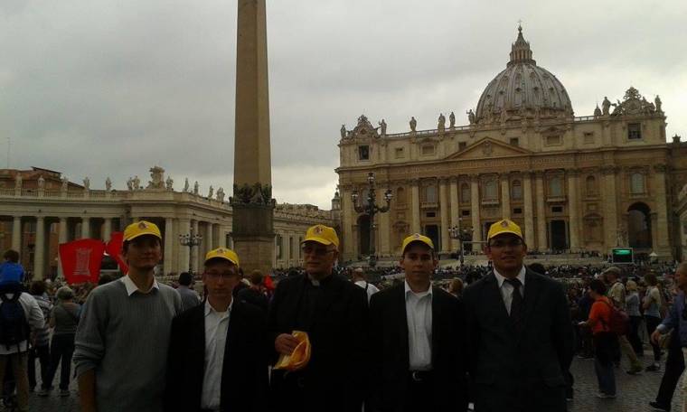 Csíkiak a pápai audiencián: átadták a kézzel írt Bibliát