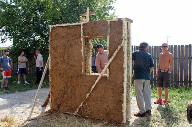 Szalmabála-építészet: hagyományos anyag, modern felfogás