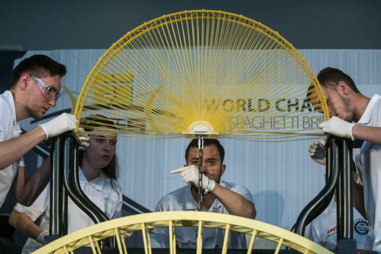 Kolozsvári diákok nyerték a tésztahídépítők világbajnokságát