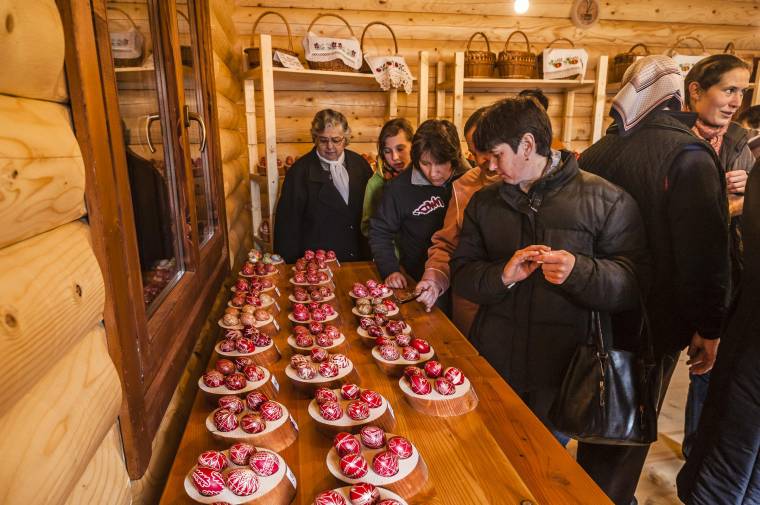 Hagyományos hímesek: írott tojások versenyét tartották Gyimesbükkön