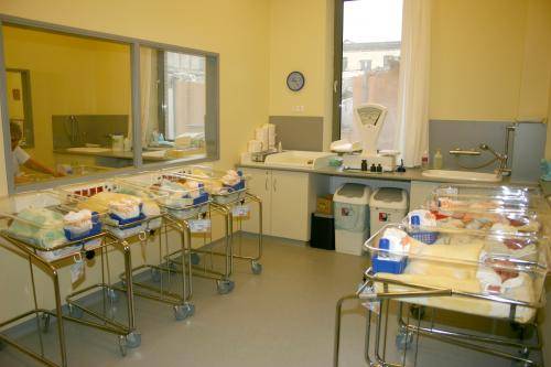 Kártérítést fizet a Târgu Neamţ-i kórház két baba felcserélése miatt