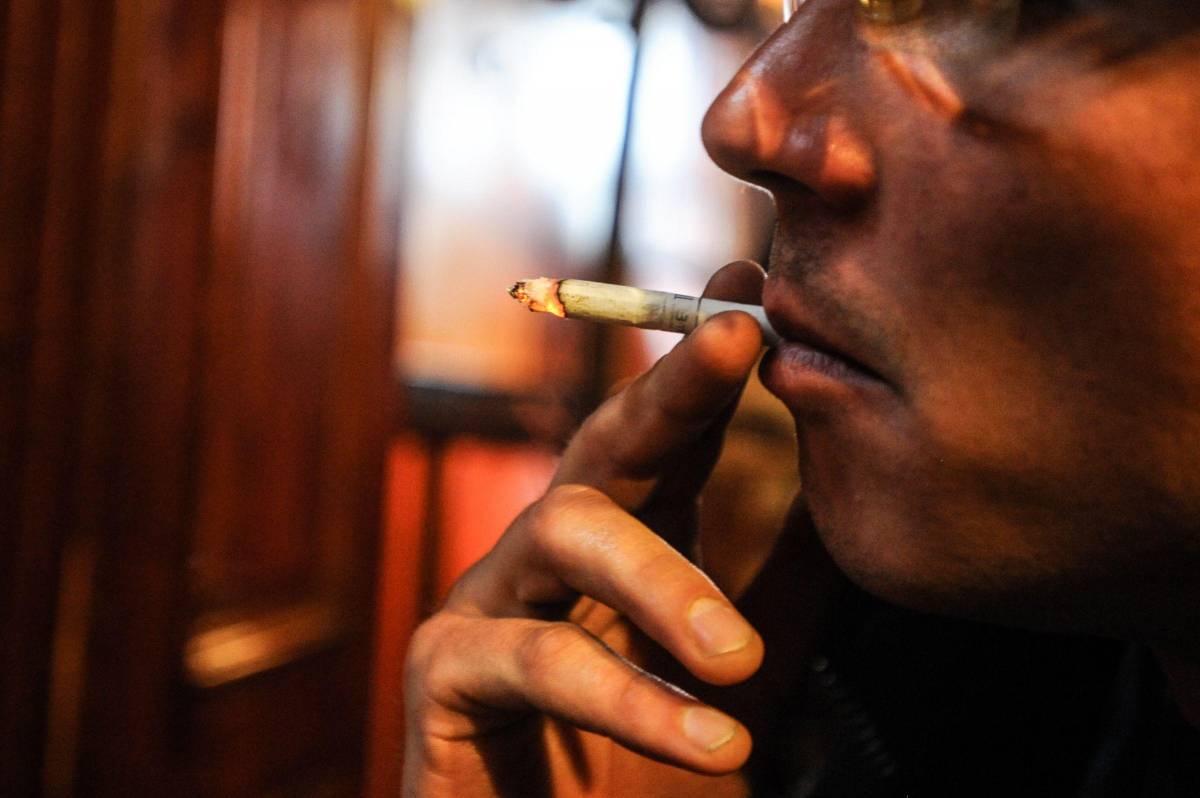 Elfüstölt pénz. Kevesebb mint másfél év alatt a cigaretta ára 4 lejjel emelkedett •  Fotó: Thomas Campean
