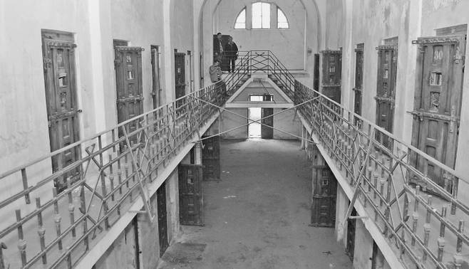 Embertelen bánásmódról számoltak be a leleplezett pribékek áldozatai