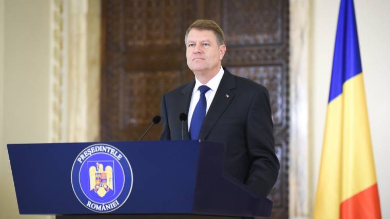 Johannis megemberelte magát, és visszavonja a Románia csillagát a büntetett előéletű kitüntetettektől