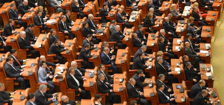 Hatályos a honatyák extra nyugdíja