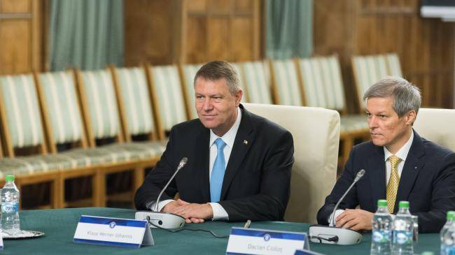 A Klaus Iohannis, illetve Dacian Cioloș mögött álló tábor révén két külpolitikai irányzat is „összecsap” •  Fotó: gov.ro