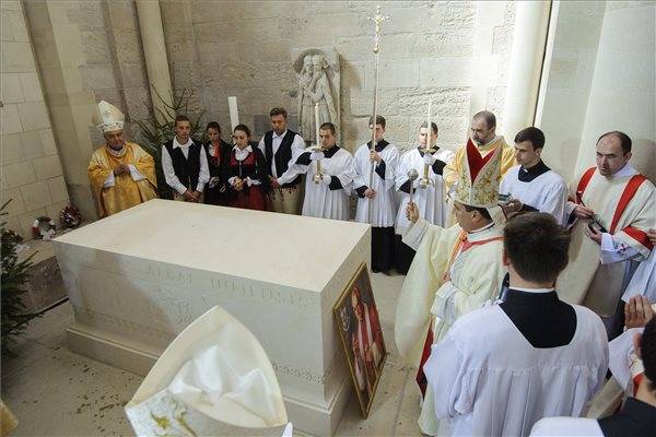 Felavatták Márton Áron kőkoporsóját Gyulafehérváron