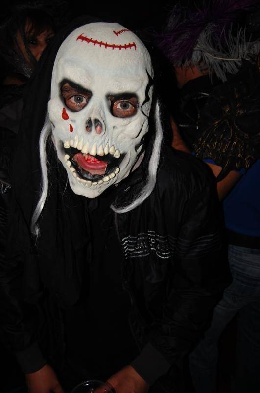 Ijesztő maszkokat öltenek fel a halloween-bulikon résztvevők 