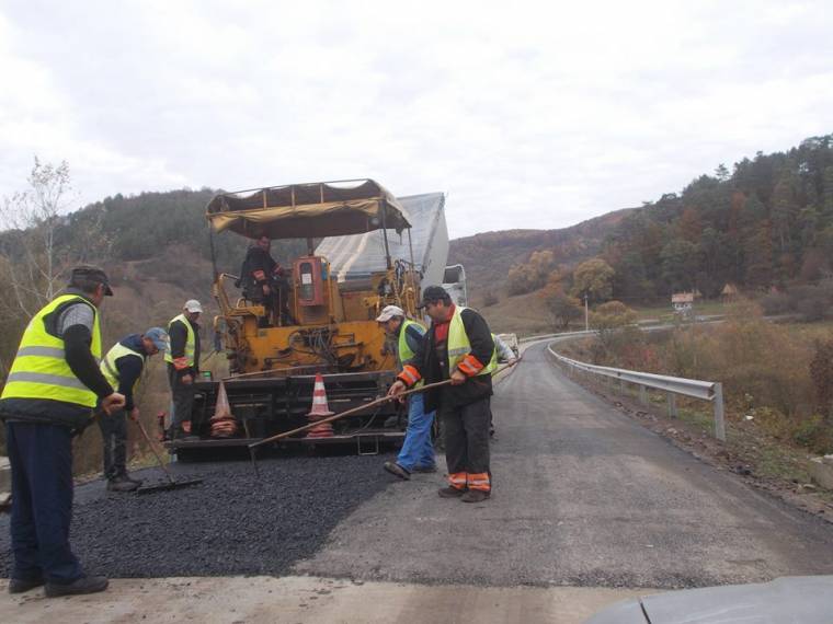 Elérte a megyehatárt az aszfaltréteg, örvendenek a bözödiek