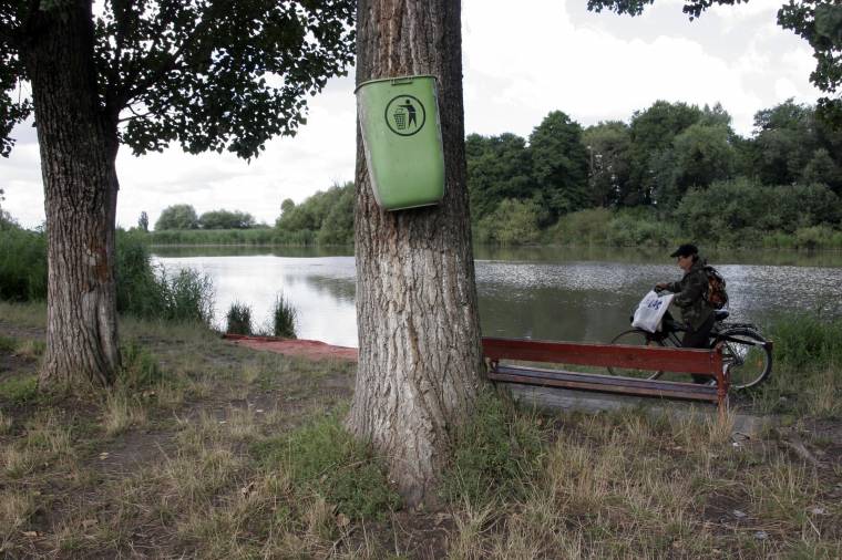 Egyre szemetesebb a piknikezők miatt a vásárhelyi Maros-part