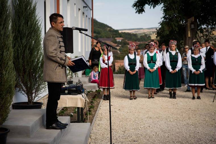 Szórványkollégiumi épületet avattak Magyarlapádon