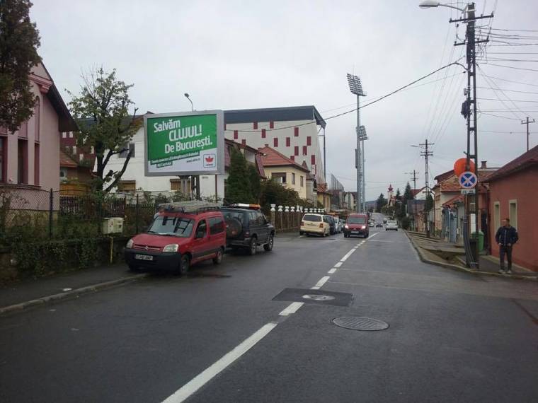 Johannis „lesajnálta” az RMDSZ vitatott óriásplakátjait