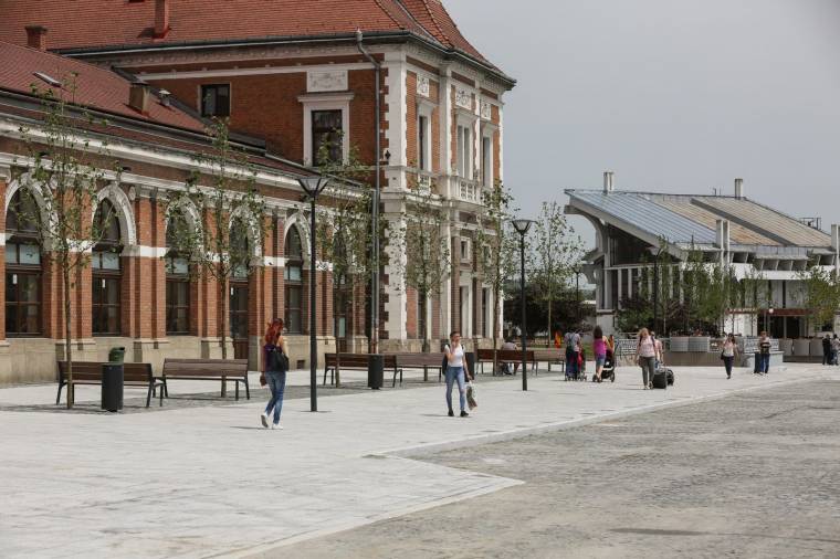 Felújították a kolozsvári pályaudvar előtti teret