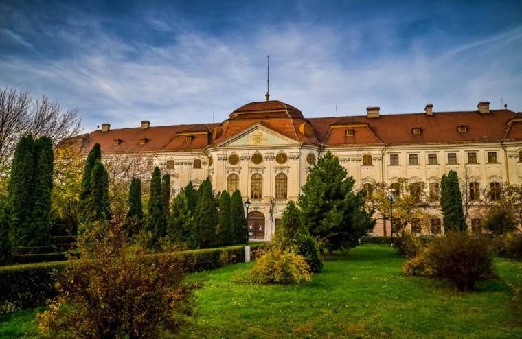 Uniós pénzből újul meg a váradi barokk palota körüli park