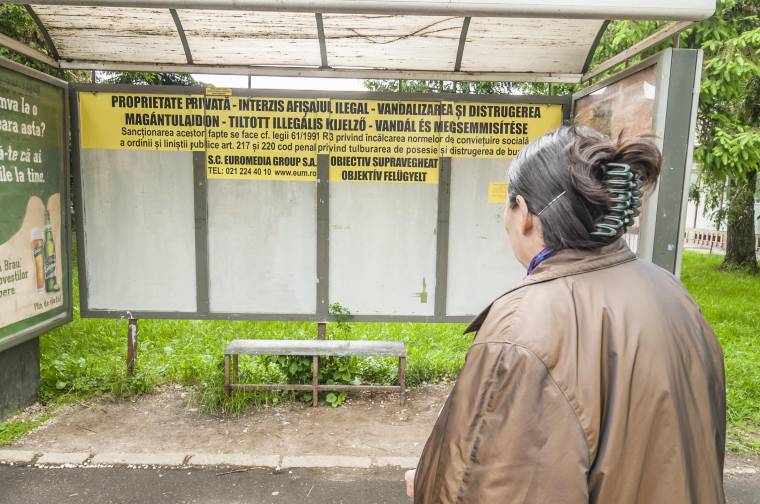 Magyartalan feliratok óvnak az illegális plakátolástól Csíkban