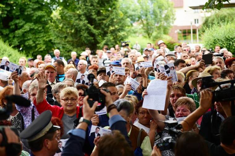 Letette hivatali esküjét Cherecheş, majd visszavitték a börtönbe