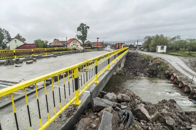 Továbbra sem járhatnak az autók a csicsói Olt-hídon