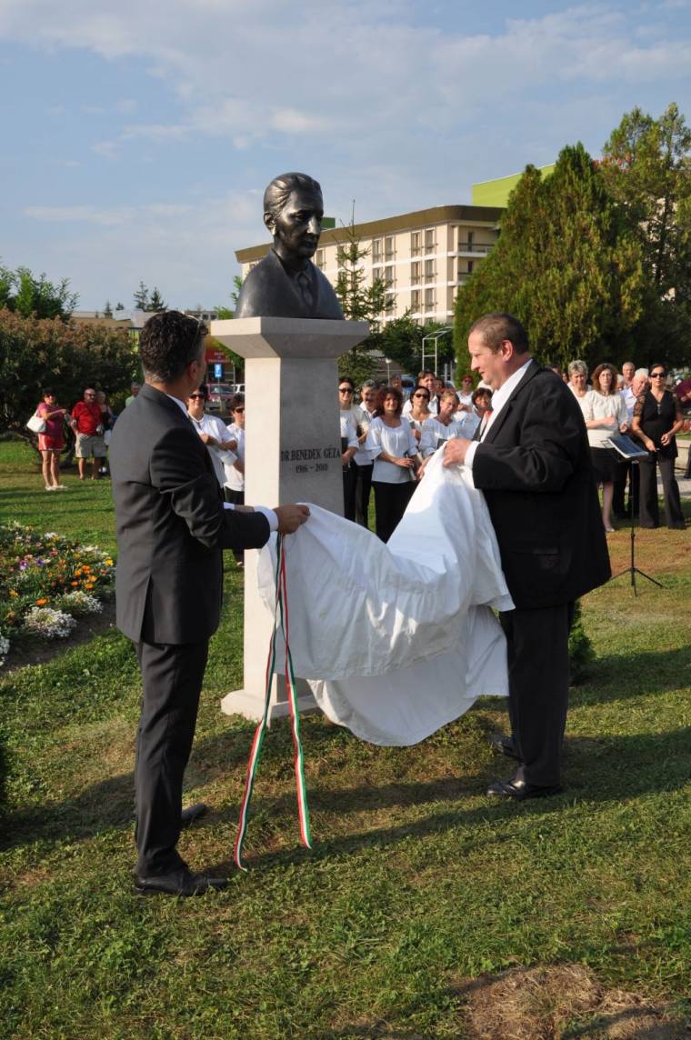 Szobrot és emléktáblát állítottak a kovásznai kórházalapítónak