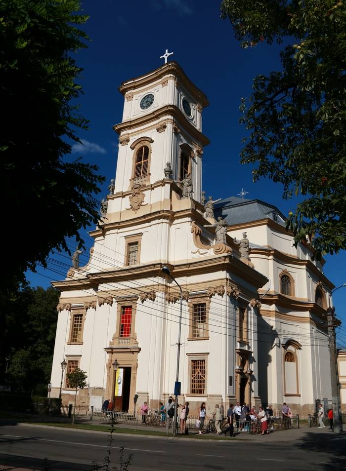 Megújuló remény: templomáldás Nagykárolyban