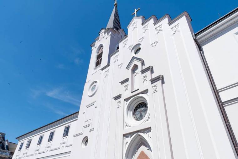 Hibás Facebook-fordítás a váradi Orsolya-zárdáról