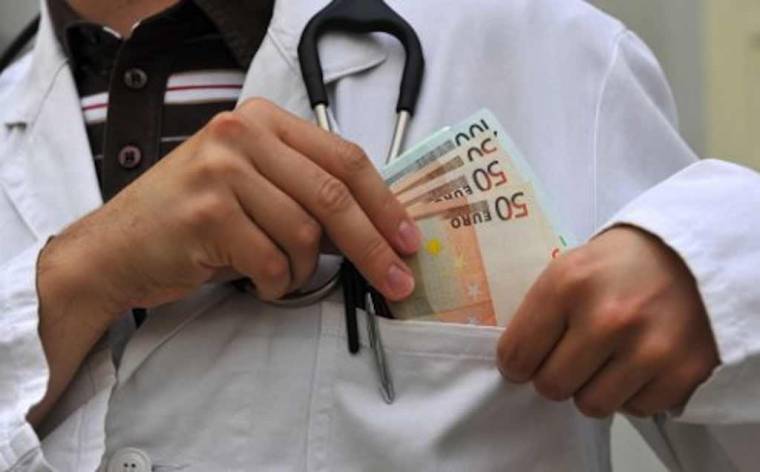 Készpénzt, mézet, kávét fogadott el a daganatos betegektől a korrupt onkológiai főosztályvezető