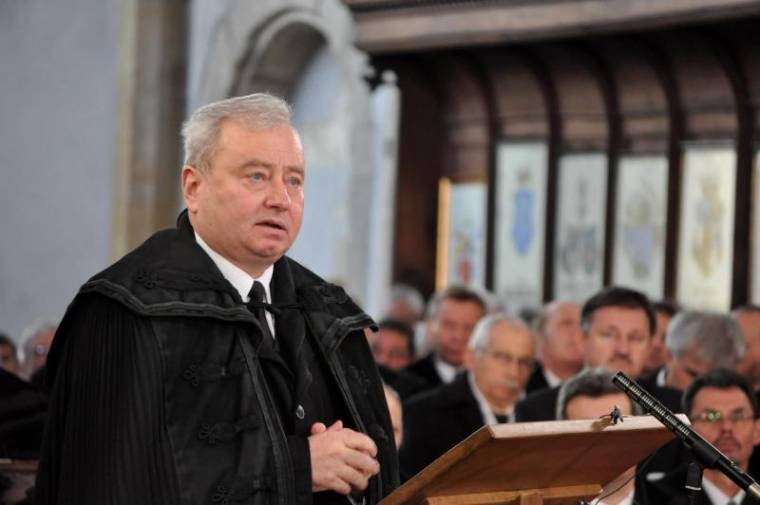 Nincs kihívója Csűry István püspöknek