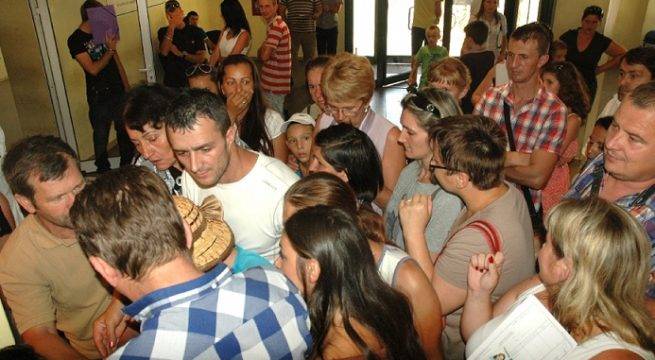 Nyári tolongás az útlevelekért