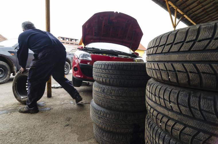 A téli gumi használata akkor válik kötelezővé, amikor az utakat hó, jég borítja