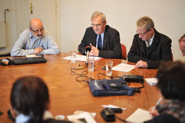 Tőkés László a szavazókra bízná a decemberi döntést